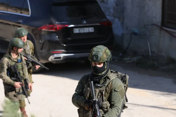 جنود إسرائيليون في قرية حوارة قرب نابلس (أرشيفية - إ.ب.أ)