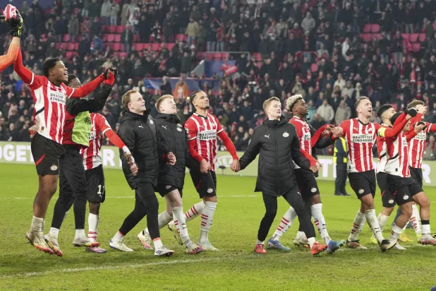 يواجه أيندهوفن في ثمن النهائي إما أرسنال الإنجليزي أو إنتر الإيطالي (أ.ب)