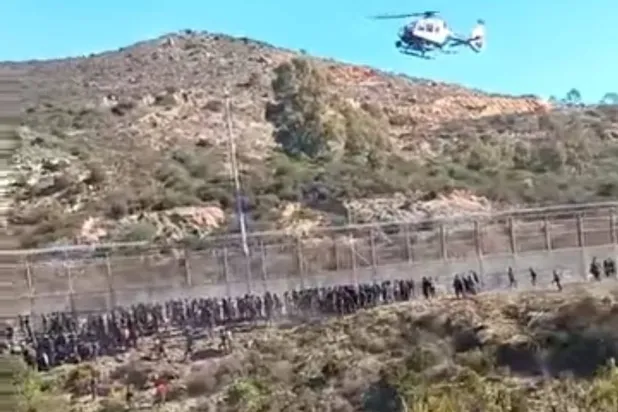 Ceuta sınır çitini geçmeye çalışan kaçak göçmenler (Sosyal medyada dolaşan bir videodan)