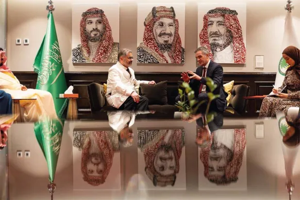 وزير الدولة البريطاني للعلوم والابتكار والتكنولوجيا يزور مركز التميز للقلب في «التخصصي» (التخصصي)