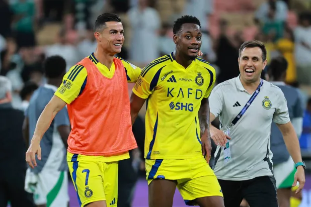 رونالدو ودوران عقب مباراة النصر والأهلي الأخيرة (رويترز)