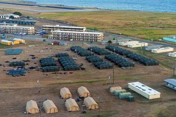 موقع المخيم الجديد الذي تخطط إدارة ترمب لإيواء آلاف المهاجرين غير النظاميين فيه بالقاعدة البحرية الأميركية بخليج غوانتانامو في كوبا (نيويورك تايمز)