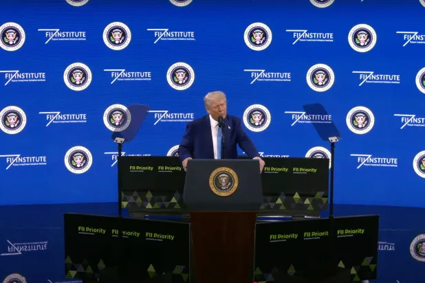 ترمب يتحدث في مستهل مؤتمر مؤسسة «مبادرة مستقبل الاستثمار» في ميامي (إكس)