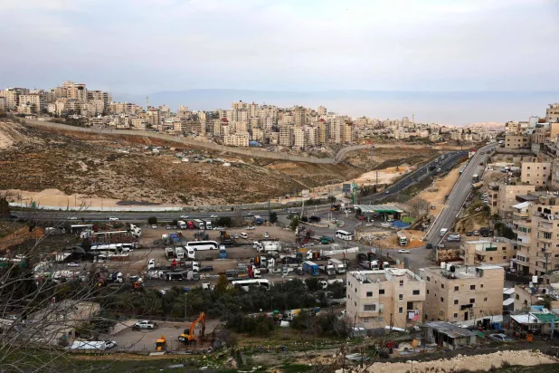 ضاحية العيساوية في القدس الشرقية ويظهر فيها مخيم شعفاط للاجئين والسور الإسرائيلي الفاصل (أرشيفية - أ.ف.ب)