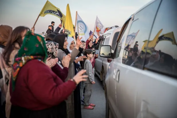 أكراد في الحسكة يستقبلون ذويهم العائدين من اعتصام لدعم «قسد» ضد الهجمات التركية على «سد تشرين»... (د.ب.أ)