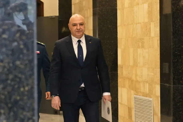 الرئيس جوزيف عون يتقدم إلى الاجتماع الأول للحكومة اللبنانية الجديدة بالقصر الرئاسي في بعبدا شرق بيروت 11 فبراير 2025 (أ.ف.ب)