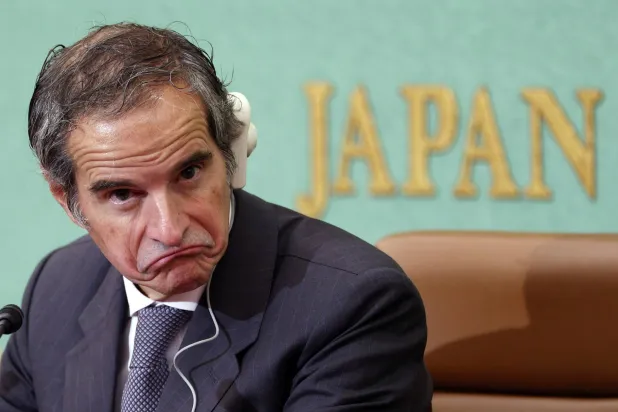 مدير الوكالة الدولية للطاقة الذرية رافائيل غروسي خلال مؤتمر صحافي في طوكيو اليوم (إ.ب.أ)