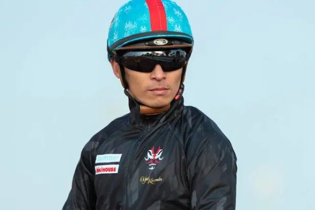 الخيال يوغا كاوادا في التدريبات الصباحية بميدان الملك عبد العزيز (نادي سباقات الخيل)