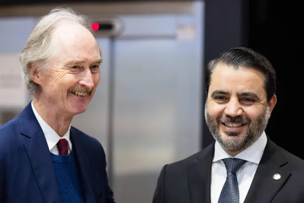 وزير الخارجية السوري أسعد الشيباني بجوار المبعوث الخاص للأمم المتحدة غير بيدرسون قبل المؤتمر الدولي حول سوريا في مركز المؤتمرات الوزاري في باريس 13 فبراير 2025 (أ.ف.ب)