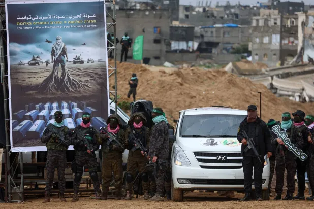 مقاتلون من «حماس» في موقع تسليم جثث 4 رهائن إسرائيليين في خان يونس جنوب قطاع غزة يوم 20 فبراير 2025 (أ.ف.ب) 