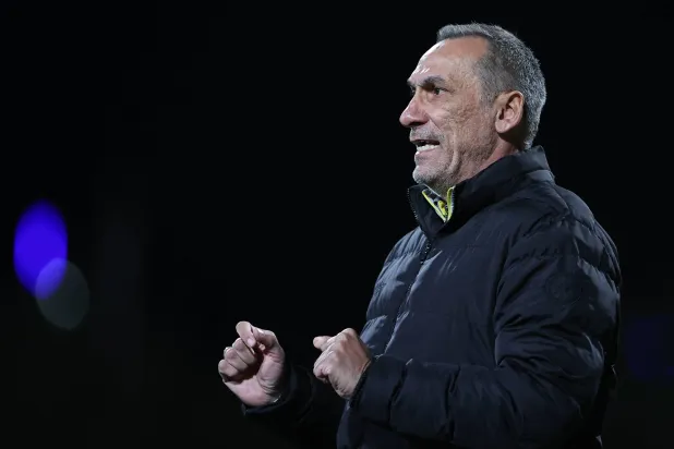 دونيس مدرب فريق الخليج خلال اللقاء (تصوير: سعد العنزي)