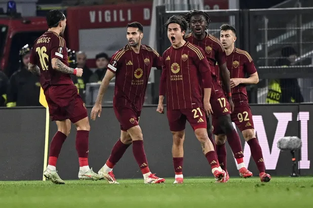 ديبالا يحتفل بهدفه في شباك بورتو (إ.ب.أ)