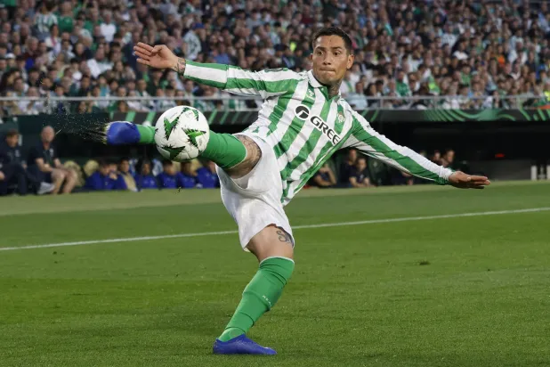 بيتيس فاز ذهاباً على أرض جينت بثلاثية نظيفة (رويترز)