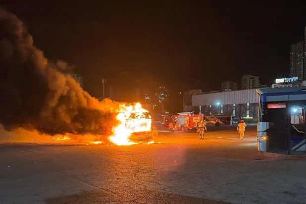 موقع انفجار حافلة في مدينة بات يام بوسط إسرائيل (إكس) 