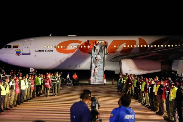 مهاجرون فنزويليون مرحّلون من قاعدة غوانتانامو البحرية الأميركية يصلون إلى مطار سيمون بوليفار الدولي في مايكيتيا، فنزويلا 20 فبراير 2025 (رويترز)