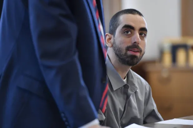 هادي مطر المتهم بإصابة الكاتب سلمان رشدي بجروح خطيرة في هجوم بسكين عام 2022 يجلس في محكمة مقاطعة تشوتوكوا بمايفيل في نيويورك 20 فبراير 2025 (أ.ب)