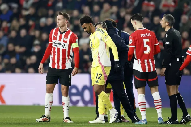 ريناتو فيغا يغادر ملعب فيليبس مصاباً (إ.ب.أ)