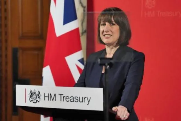 راشيل ريفز تلقي خطاباً بوزارة المالية في لندن (رويترز)