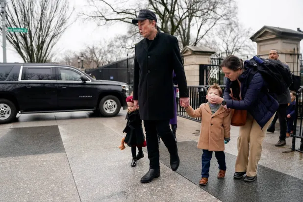 الملياردير الأميركي إيلون ماسك يتجول مع طفليه قبل اجتماع مع رئيس الوزراء الهندي ناريندرا مودي في واشنطن (رويترز)