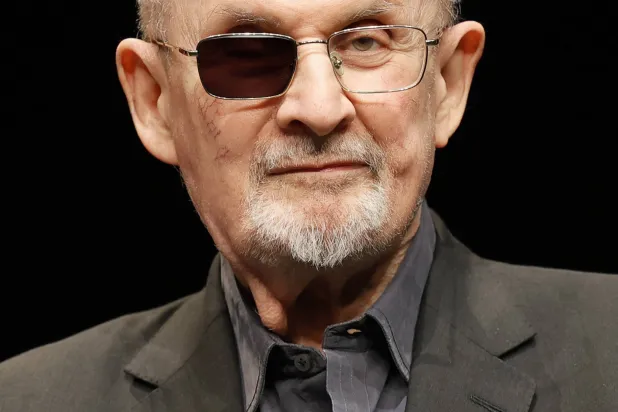 المؤلف سلمان رشدي بعد إصابته (متداولة)