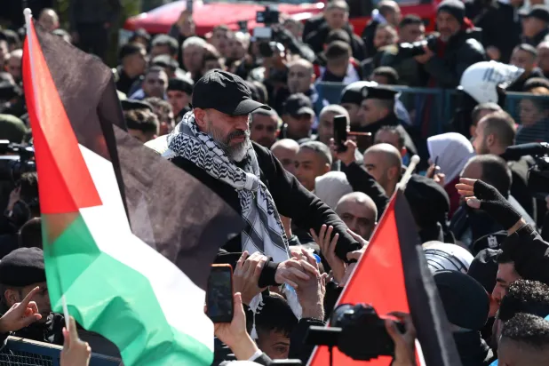 حشد فلسطيني في رام الله يرحّب بمعتقل تمّ إطلاق سراحه من قِبل إسرائيل يوم 15 فبراير 2025 (إ.ب.أ)
