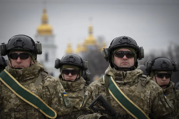 جنود أوكرانيون يشاركون في فعالية بكييف لإحياء الذكرى الأولى للهجوم الروسي 24 فبراير 2023 (د.ب.أ)