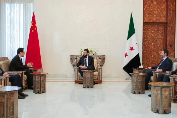 الرئيس السوري أحمد الشرع يلتقي مع السفير الصيني في دمشق شي هونغ وي (تلغرام - الرئاسة السورية)