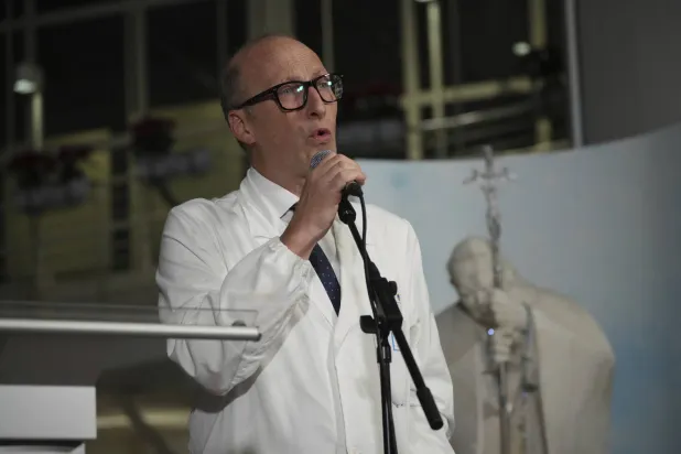 الجراح سيرجيو ألفييري يتحدث إلى الصحافيين (أ.ب)