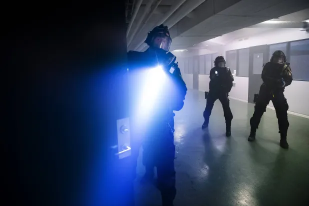 عناصر من شرطة السويد خلال أحد التدريبات (صفحة الشرطة عبر «فيسبوك»)