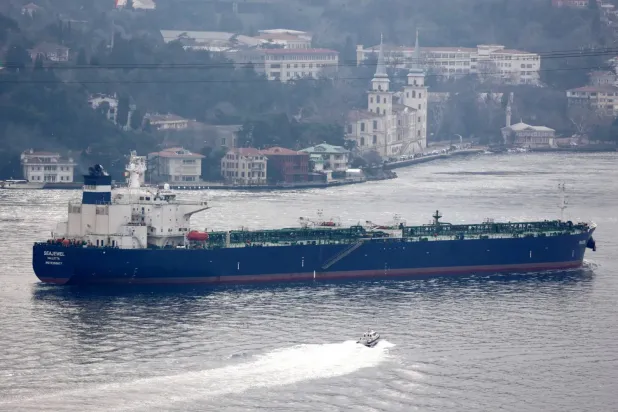 Malta bandıralı bir petrol tankeri İstanbul Boğazı'ndan geçiyor. (Reuters)