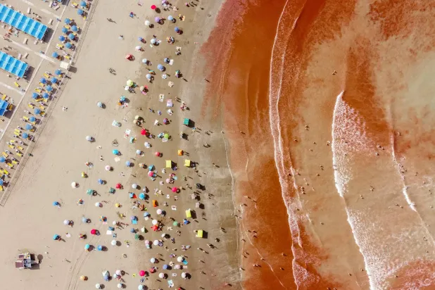 لقطة جوية تظهر البحر وكأنه يرتدي لوناً أحمر في مار ديل بلاتا (أ.ف.ب)