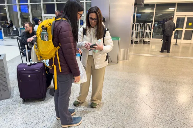 مسافرتان تظهران في مطار جورج بوش الدولي في ولاية تكساس الأميركية (رويترز)