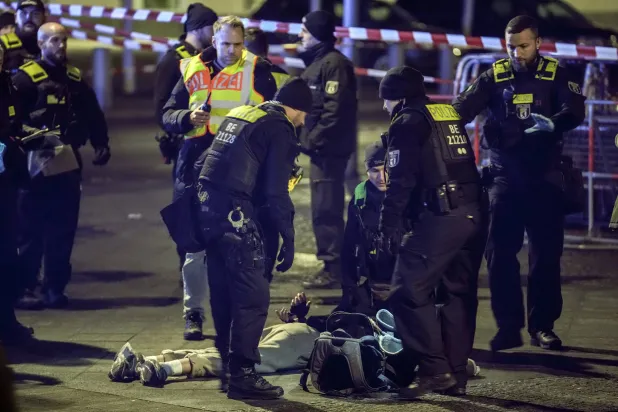 عناصر الشرطة يعتقلون رجلاً عند النصب التذكاري للهولوكوست في برلين (أ.ب)