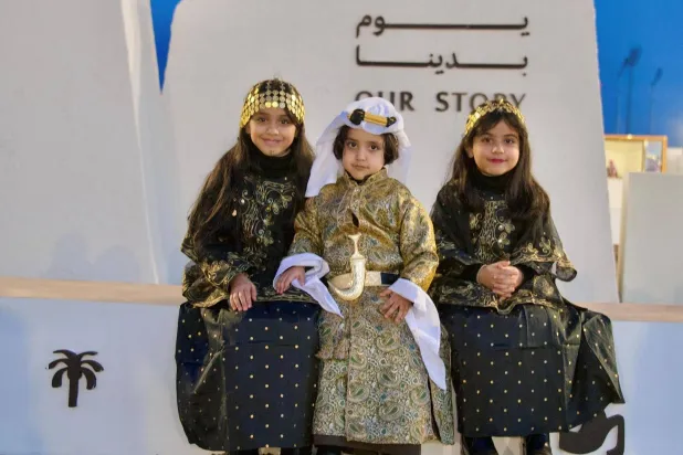 الأطفال يبرعون في أزياء التأسيس اللافتة التي تعبر عن حقبة زمنية عريقة في تاريخ الدولة السعودية (واس)