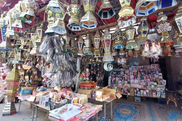 شوادر بيع فوانيس رمضان أبرز مظاهر استقبال الشهر في مصر (الشرق الأوسط)