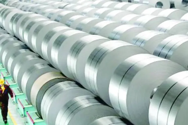 لفائف من الحديد الصلب بأحد المصانع (رويترز)