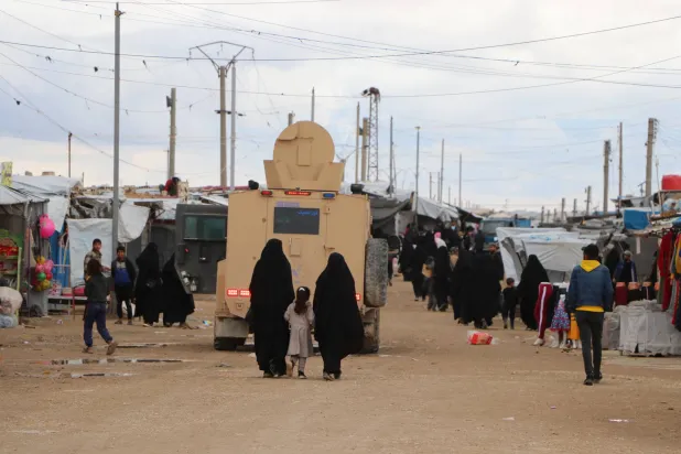 عربة لقوى الأمن الداخلي في «مخيم الهول» (الشرق الأوسط)