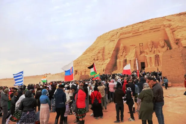 جانب من الاحتفالات وحشود السائحين في انتظار الظاهرة الفريدة (محافظة أسوان)