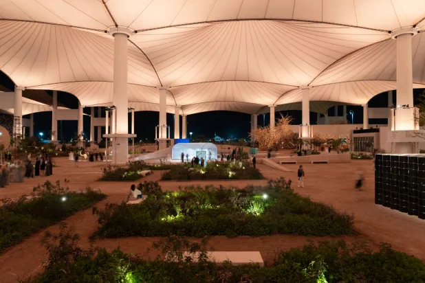 جانب من قسم "المظلة" في بينالي الفنون الإسلامية بجدة (تصوير ماركو كابيليتي-مؤسسة بينالي الدرعية)