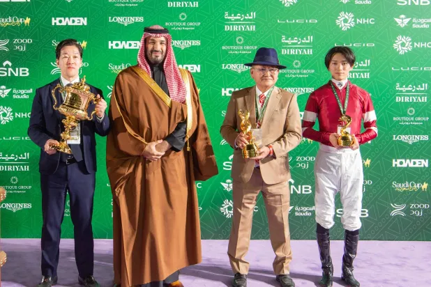 الأمير محمد بن سلمان توج أعضاء الفريق الياباني بكأس السعودية (واس)