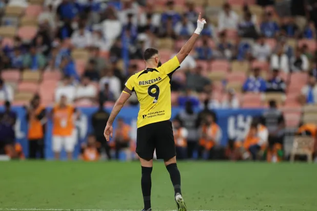 بنزيمة محتفلاً عقب الفوز على الهلال (تصوير: عدنان مهدلي)