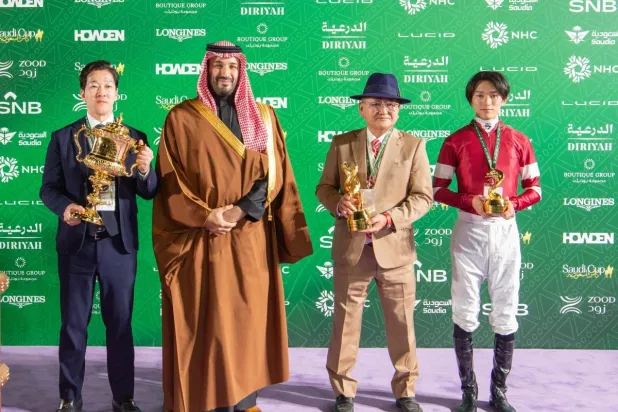 الأمير محمد بن سلمان ولي العهد خلال تتويج الفريق الياباني بكأس السعودية (واس)