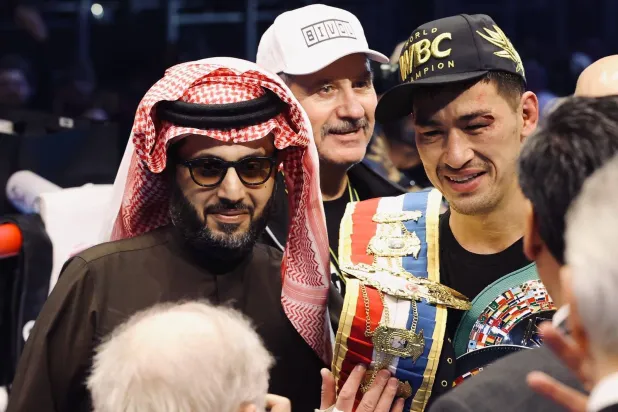 المستشار تركي آل الشيخ وإلى جانبه البطل بيفول عقب نهاية النزال الرئيسي (موسم الرياض)