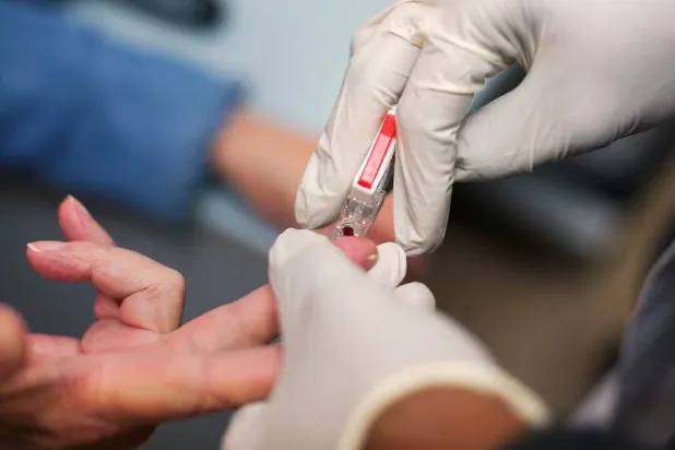 سحب عينة من الدم للاختبار (أرشيفية - رويترز)