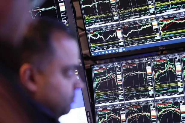 متداول يراقب تطور أداء الأسهم في بورصة نيويورك (رويترز)