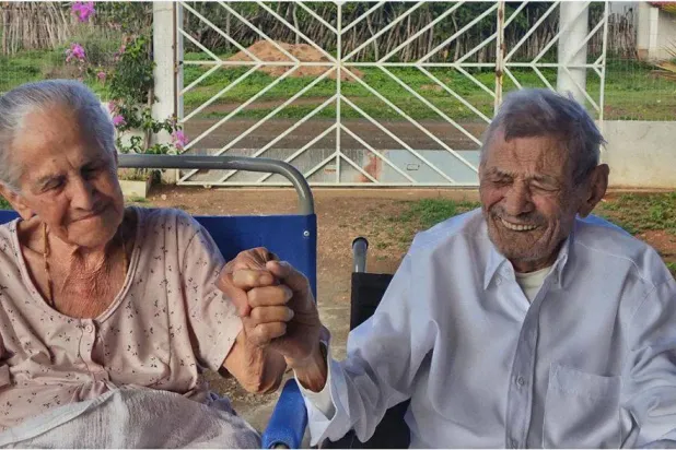 ماريا دي سوزا دينو (101 عام) ومانويل أنجيليم دينو (105 أعوام) معاً منذ 84 عاماً محطمين بذلك الرقم القياسي العالمي السابق في موسوعة «غينيس»... (وسائل إعلام محلية)