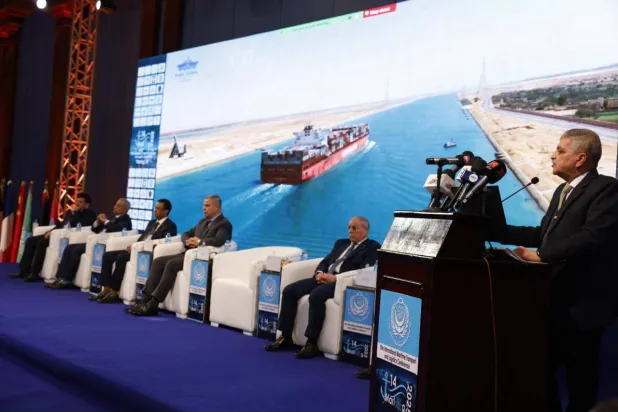 الفريق أسامة ربيع رئيس هيئة قناة السويس خلال عرض المستجدات بالقناة (الموقع الإلكتروني لقناة السويس)