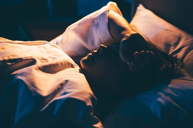 تتفاقم المخاوف والأفكار السلبية مع اقتراب نهاية اليوم (صحيفة «نيويورك تايمز»)