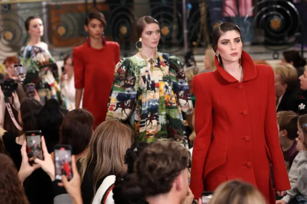 «أسبوع لندن لخريف وشتاء 2025»... يتخبط بين الواقعية التجارية وشخصيته الجانحة إلى الابتكار