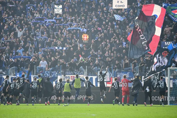 لاعبو كومو يحتفلون مع الجماهير بفوزهم (أ.ف.ب)